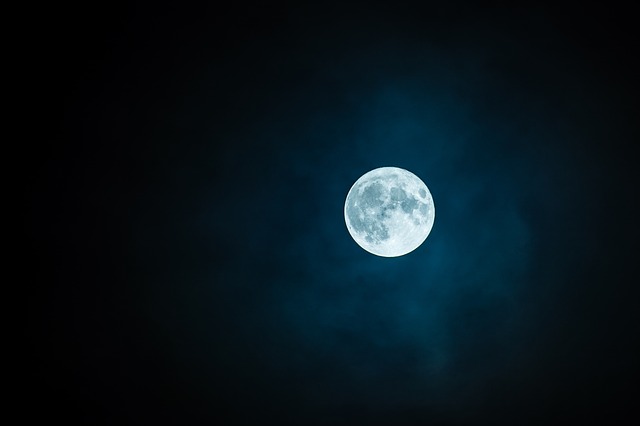 niebieski księżyc