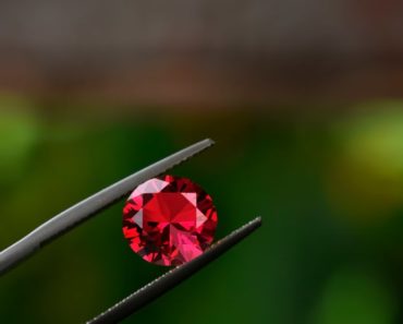 magiczne właściwości czerwonych kamieni